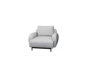 Moderne loungestol med lavt armlæn, polstret pude og slanke ben i lysegrå.